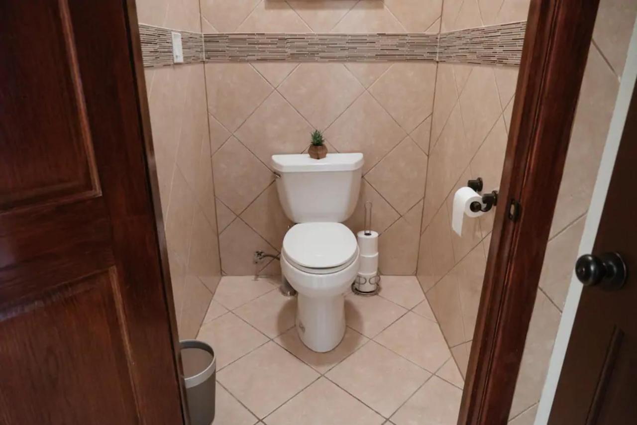 2Br Airy & Tidy Apt With Free Covered Parking - Central Modern Chicago Esterno foto